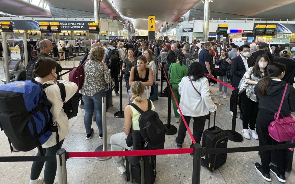 Heathrow caps airport passengers at 100,000 a day