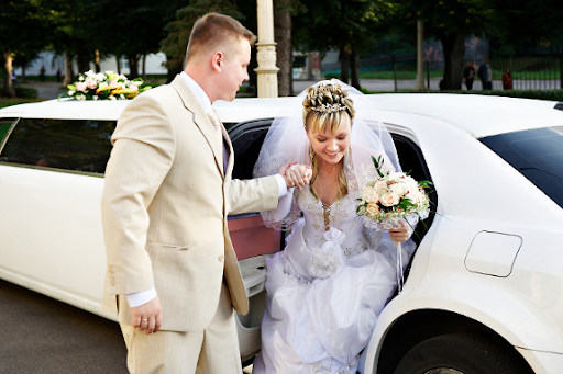 How To Arrive In Wedding Limo At Wedding Event